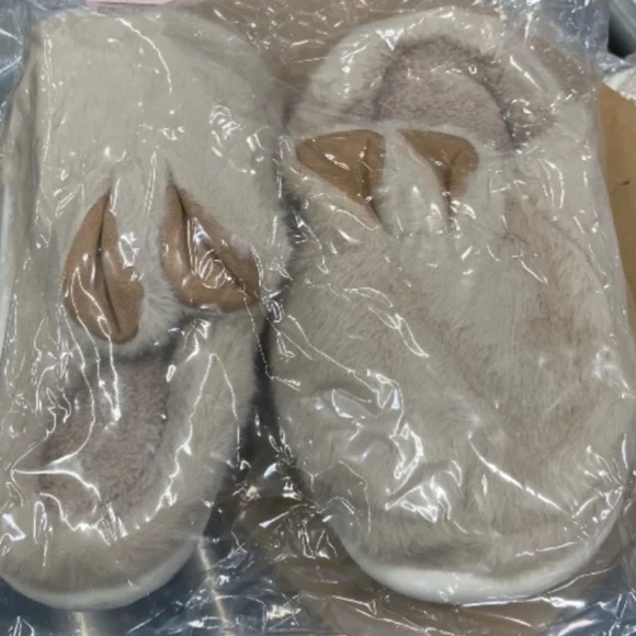 Adult Fuzzy Bunny Slippers NWT - Picture 2 of 2